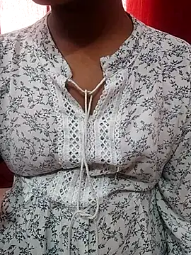 Snapshot of pari_rani7 chatting on 10/31/25, 03:40 pari rani7 online show from 10/31/25, 03:40