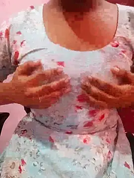 Snapshot of pari_rani7 chatting on 11/08/25, 04:23 pari rani7 online show from 11/08/25, 04:23