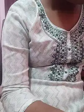 Snapshot of pari_rani7 chatting on 11/12/25, 04:24 pari rani7 online show from 11/12/25, 04:24