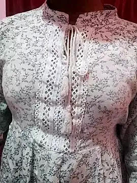 Snapshot of pari_rani7 chatting on 11/13/25, 04:22 pari rani7 online show from 11/13/25, 04:22