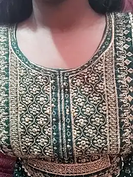 Snapshot of pari_rani7 chatting on 11/15/25, 03:59 pari rani7 online show from 11/15/25, 03:59