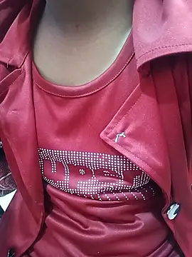 Snapshot of pari_rani7 chatting on 11/16/25, 04:07 pari rani7 online show from 11/16/25, 04:07