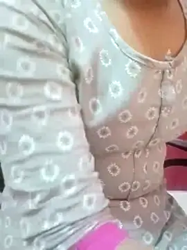 Snapshot of pari_rani7 chatting on 11/17/25, 04:40 pari rani7 online show from 11/17/25, 04:40