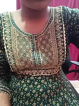 Snapshot of pari_rani7 chatting on 11/18/25, 03:45 pari rani7 online show from 11/18/25, 03:45