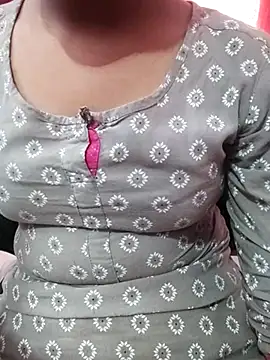 Snapshot of pari_rani7 chatting on 11/20/25, 03:50 pari rani7 online show from 11/20/25, 03:50