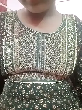 Snapshot of pari_rani7 chatting on 11/21/25, 05:28 pari rani7 online show from 11/21/25, 05:28