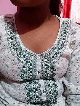 Snapshot of pari_rani7 chatting on 11/23/25, 03:39 pari rani7 online show from 11/23/25, 03:39