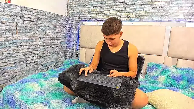 Snapshot of Julian_wolf18 chatting on 10/02/25, 02:13 Julian wolf18 online show from 10/02/25, 02:13