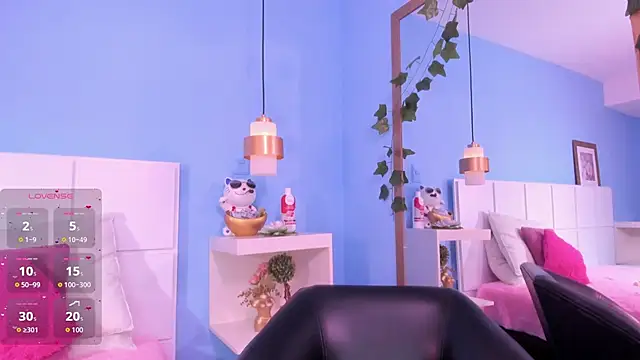 Snapshot of PenelopeBond chatting on 10/17/25, 02:08 PenelopeBond online show from 10/17/25, 02:08