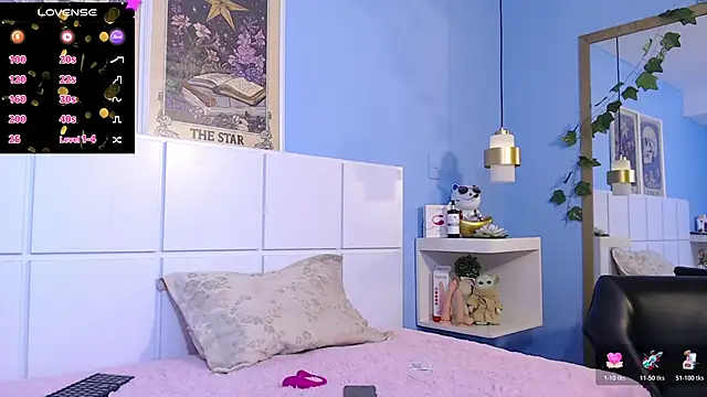 Snapshot of PenelopeBond chatting on 10/31/25, 12:50 PenelopeBond online show from 10/31/25, 12:50