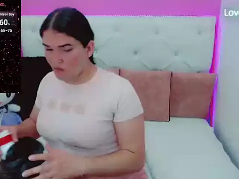 Snapshot of x_daniiela_x chatting on 10/22/25, 07:35 x daniiela x online show from 10/22/25, 07:35