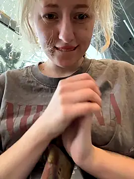 Snapshot of RonnieKiss chatting on 11/04/25, 06:34 RonnieKiss online show from 11/04/25, 06:34