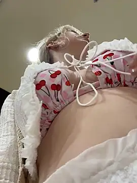 Snapshot of RonnieKiss chatting on 11/16/25, 02:50 RonnieKiss online show from 11/16/25, 02:50