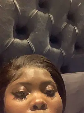 Snapshot of 21shazzy chatting on 10/17/25, 01:42 21shazzy online show from 10/17/25, 01:42