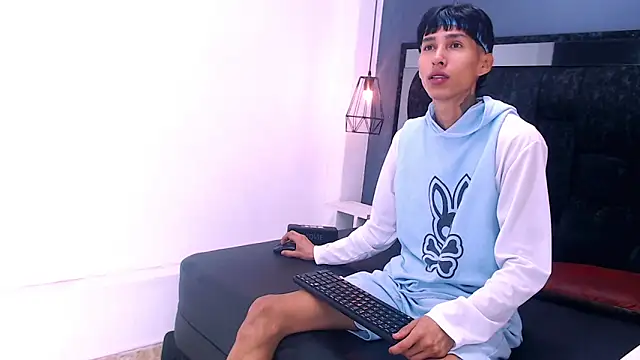 Daniel delux  online show from 10/30/25, 12:17