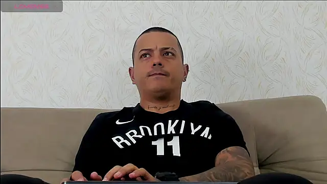 MaximoHall86 online show from 10/28/25, 12:19