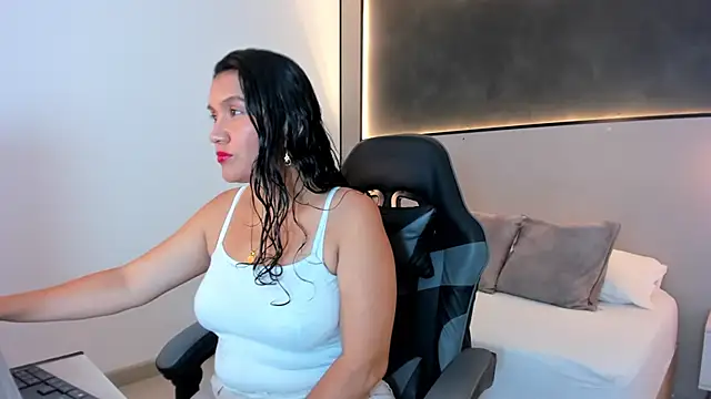 Snapshot of zoee_zi chatting on 10/16/25, 07:15 zoee zi online show from 10/16/25, 07:15