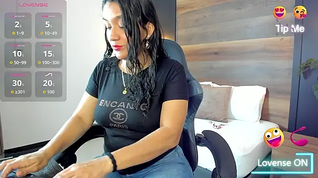 Snapshot of zoee_zi chatting on 10/20/25, 01:44 zoee zi online show from 10/20/25, 01:44