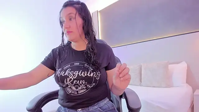 Snapshot of zoee_zi chatting on 11/06/25, 07:04 zoee zi online show from 11/06/25, 07:04