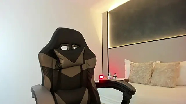 Snapshot of zoee_zi chatting on 11/19/25, 07:03 zoee zi online show from 11/19/25, 07:03