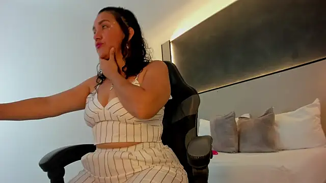 Snapshot of zoee_zi chatting on 11/25/25, 07:03 zoee zi online show from 11/25/25, 07:03