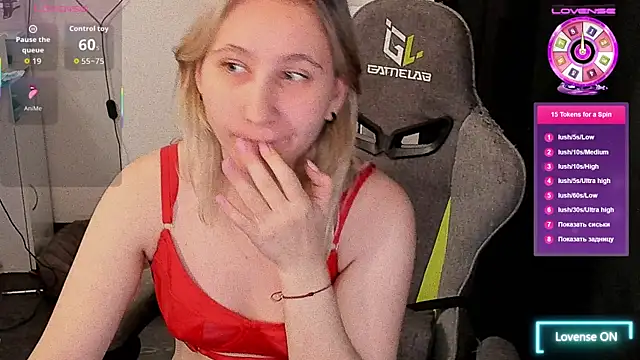 Snapshot of ChristinaFivePlus chatting on 10/20/25, 08:37 ChristinaFivePlus online show from 10/20/25, 08:37