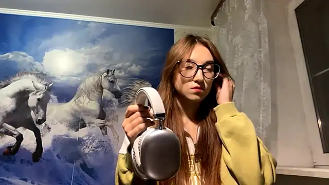 Snapshot of YungAri chatting on 10/08/25, 05:10 YungAri online show from 10/08/25, 05:10