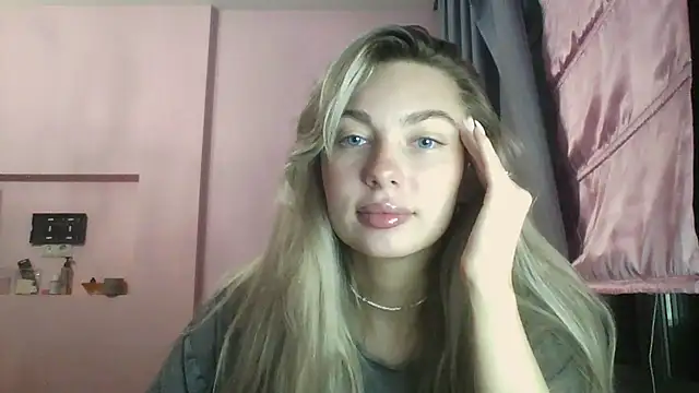 Snapshot of Soviraya chatting on 09/28/25, 06:57 Soviraya online show from 09/28/25, 06:57