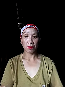 Snapshot of vtmbae chatting on 10/16/25, 12:44 vtmbae online show from 10/16/25, 12:44