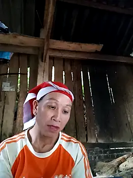 Snapshot of vtmbae chatting on 10/22/25, 10:04 vtmbae online show from 10/22/25, 10:04