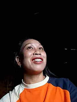 Snapshot of vtmbae chatting on 10/27/25, 03:43 vtmbae online show from 10/27/25, 03:43