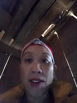 Snapshot of vtmbae chatting on 11/19/25, 01:49 vtmbae online show from 11/19/25, 01:49