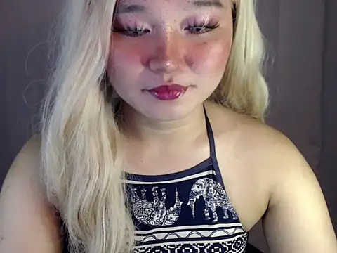 Eyes-on-me online show from 10/21/25, 05:57