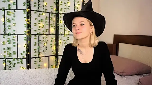 KelleDomin online show from 10/18/25, 07:25