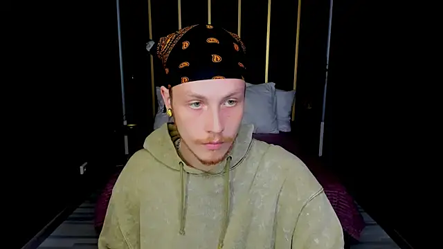 LeoMooree online show from 10/01/25, 03:51