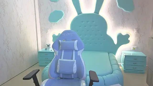 Mia Cuttee online show from 10/12/25, 03:27