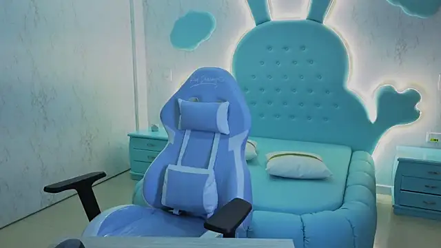 Mia Cuttee online show from 10/20/25, 03:29