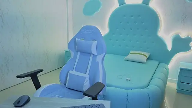 Mia Cuttee online show from 10/25/25, 03:14