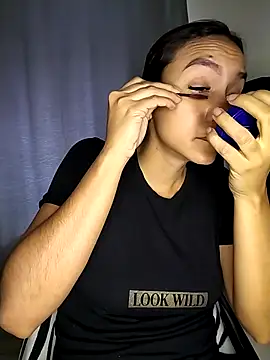 Snapshot of Mia-Reyes chatting on 10/15/25, 01:00 Mia-Reyes online show from 10/15/25, 01:00