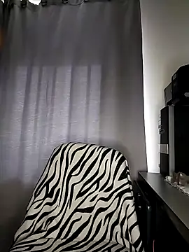 Snapshot of Mia-Reyes chatting on 10/24/25, 01:18 Mia-Reyes online show from 10/24/25, 01:18