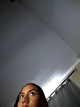 Snapshot of Mia-Reyes chatting on 10/28/25, 01:36 Mia-Reyes online show from 10/28/25, 01:36