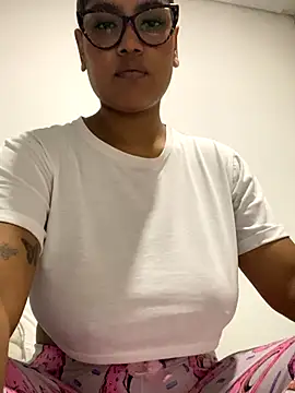 miiabrown18 online show from 10/15/25, 01:50