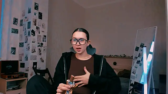 Snapshot of raviolly046 chatting on 10/16/25, 01:23 raviolly046 online show from 10/16/25, 01:23