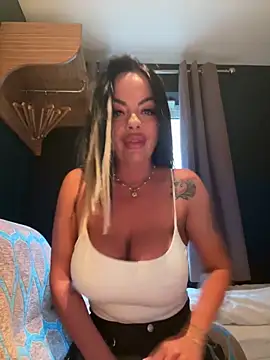 Snapshot of CarmenMB chatting on 09/28/25, 04:34 CarmenMB online show from 09/28/25, 04:34