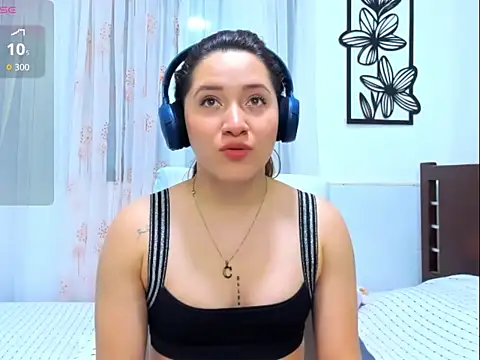 Snapshot of SofyCastillo2 chatting on 10/14/25, 03:35 SofyCastillo2 online show from 10/14/25, 03:35