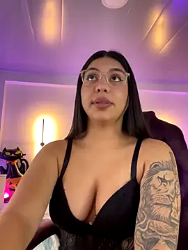 Snapshot of kloe28 chatting on 10/25/25, 11:40 kloe28 online show from 10/25/25, 11:40