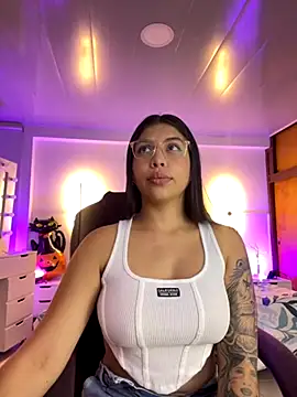 Snapshot of kloe28 chatting on 10/28/25, 03:21 kloe28 online show from 10/28/25, 03:21