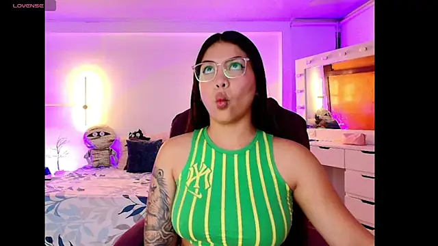 Snapshot of kloe28 chatting on 11/04/25, 04:00 kloe28 online show from 11/04/25, 04:00