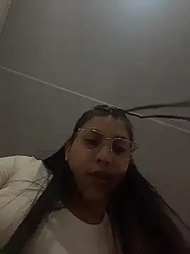 Snapshot of kloe28 chatting on 11/05/25, 03:39 kloe28 online show from 11/05/25, 03:39