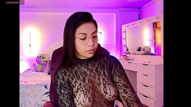 Snapshot of kloe28 chatting on 11/06/25, 03:51 kloe28 online show from 11/06/25, 03:51